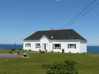 Magnifique maison sur le bord de la mer en Gaspésie à vendre pour seulement 334 900 $