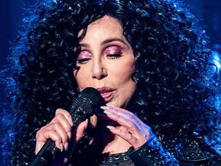 Cher est en couple avec un homme qui a 40 ans de moins qu'elle et la chanteuse se fout des critiques