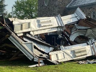 Le clocher d’une église en Outaouais totalement arraché par le vent
