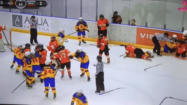 Une bagarre générale complètement folle dans un match de hockey féminim