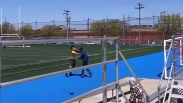 Un adulte saute sur un terrain de soccer pour frapper un arbitre mineur
