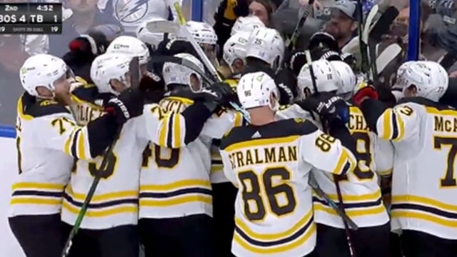 Bruins empty the bench after Bergeron scores his 1,000th career NHL point