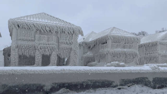 Des maisons transformées en bloc de glace suite à la puissante tempête.