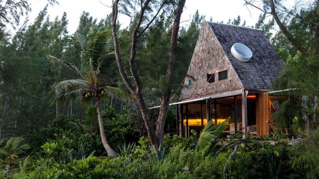 Un couple a passé 5 ans à construire une cabane de vacances une île des Bahamas et ils ont presque tout fait à la main
