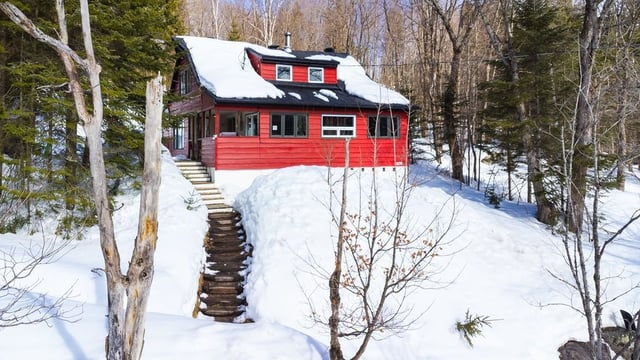 Chaleureux, lumineux et plein de cachet: le parfait cottage laurentien à seulement 298 500$