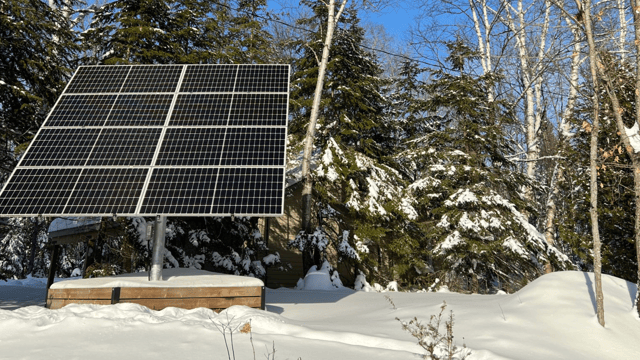 Un Québécois paie 78 % moins cher en électricité après avoir installé des panneaux solaires.