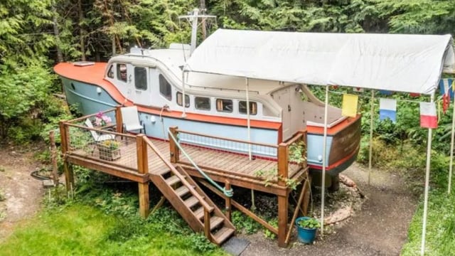 Ce vieux bateau a été transformé en une charmante location sur Airbnb 