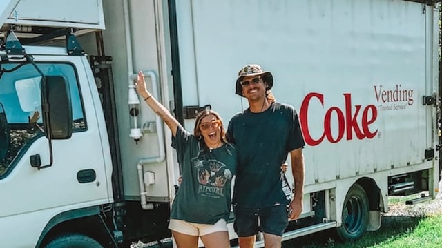 Ce couple a décidé de vivre dans un camion Coca-Cola