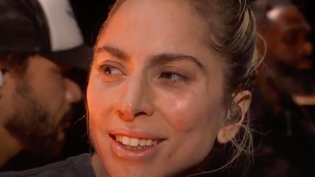 La tenue de Lady Gaga vole la vedette lors de sa performance aux Oscars