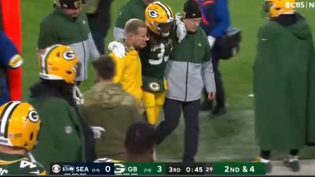 Packers RB assisted to medical tent by team staffers! 