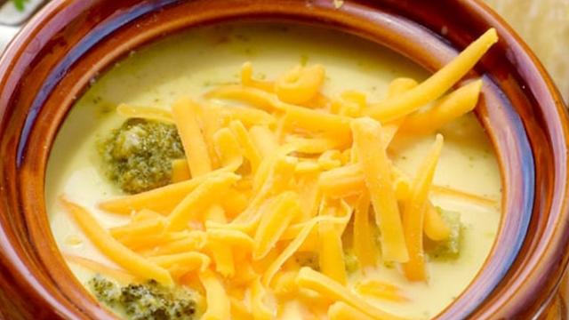 Réconfortante soupe au fromage et brocoli à la Mijoteuse