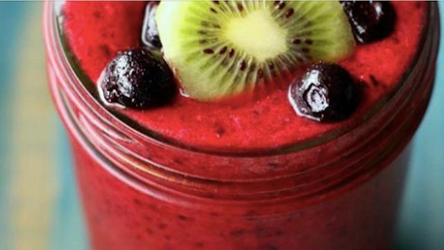Smoothie santé aux petits fruits et au kiwi