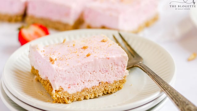 Divines barre de cheesecake à la fraise sans cuisson