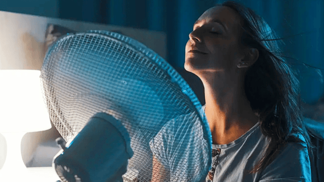 Voici pourquoi il ne faut pas dormir avec un ventilateur en fonction, selon des experts