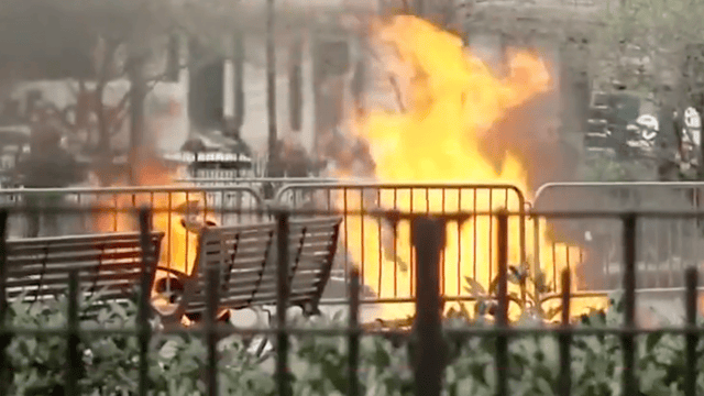 Procès de Donald Trump: Un homme essaye de s'immoler par le feu devant le tribunal