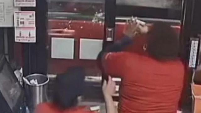 Une employée d’un fast food tire sur un client qui se plaignait de sa commande. 