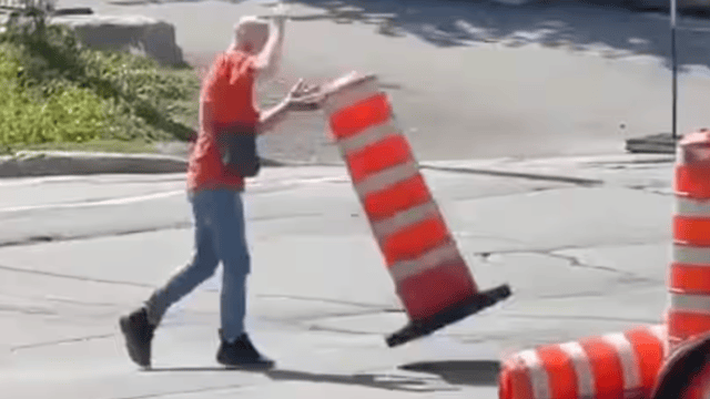 Un Montréalais pète sa coche contre des cônes orange