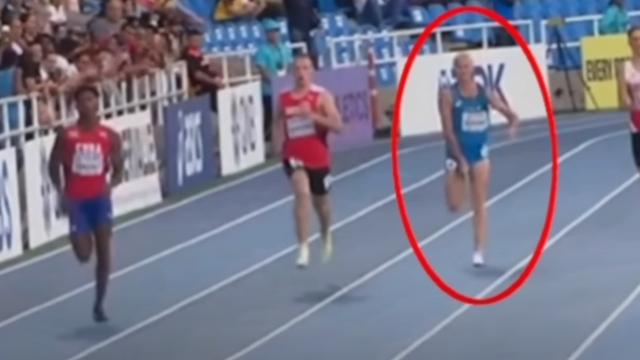 Un athlète termine dernier en tentant de replacer son engin dans ses shorts pendant une course