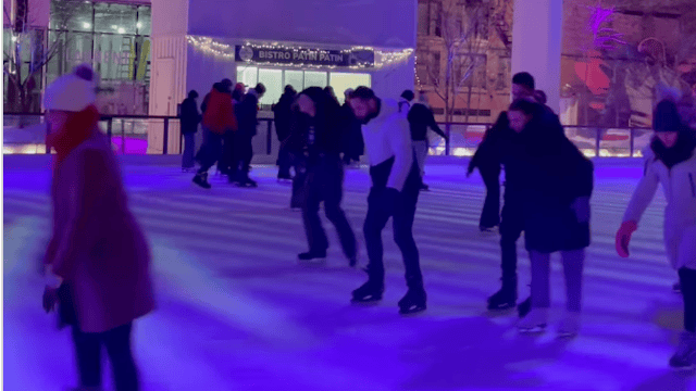 La plus grande patinoire extérieure réfrigérée de la ville est de retour cette année !