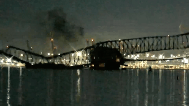 Un pont s'effondre après avoir été percuté par un navire à Baltimore 