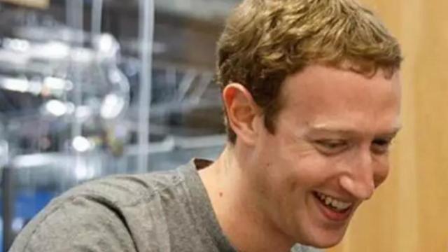 Mark Zuckerberg explique pourquoi il porte toujours un t-shirt gris pour aller travailler.