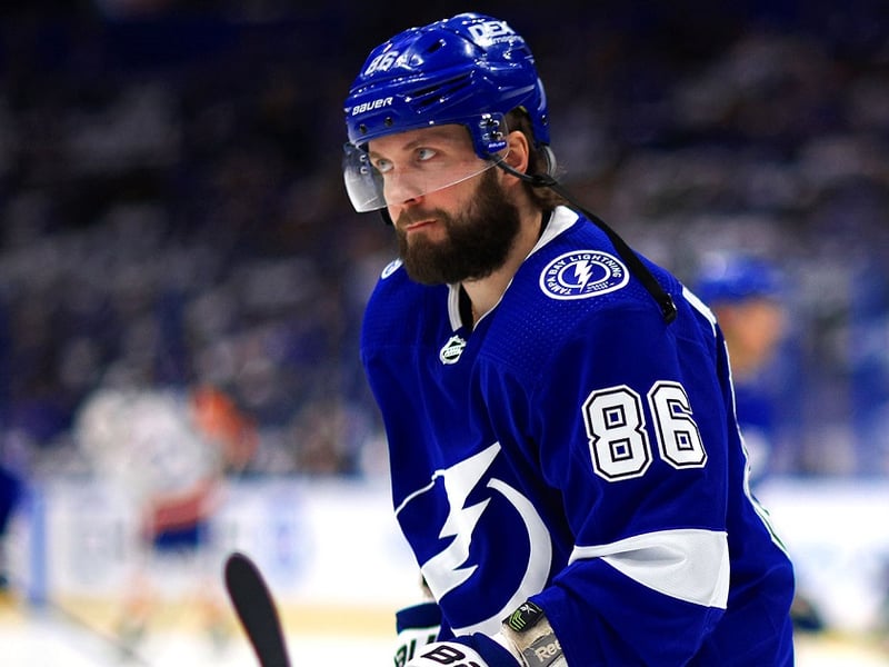 Kucherov loses it on equipment manager in final seconds of Game 6.
