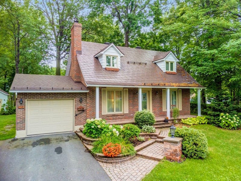 Spacieux cottage tout brique de 5 chambres avec grande cour verdoyante à vendre pour 379 000$