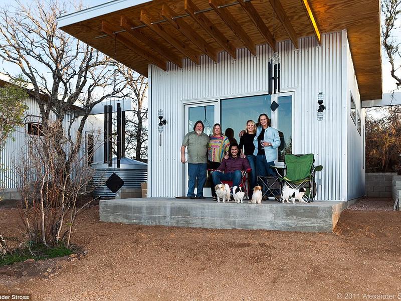 Quatre couples d’amis ont décidé de construire une communauté de petites maisons afin de vivre près les uns des autres