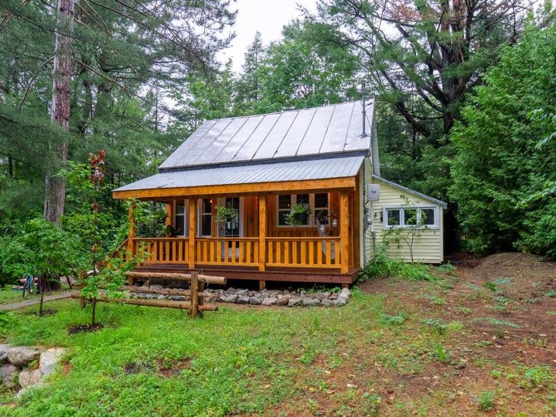 Mignon cottage champêtre à 299 000$ entouré par un boisé de 91 546 pi²... à quelques pas des services!