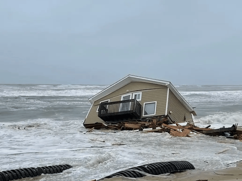 Une maison d'une valeur de 381 200 $ s'effondre dans l'océan après un changement brusque de météo