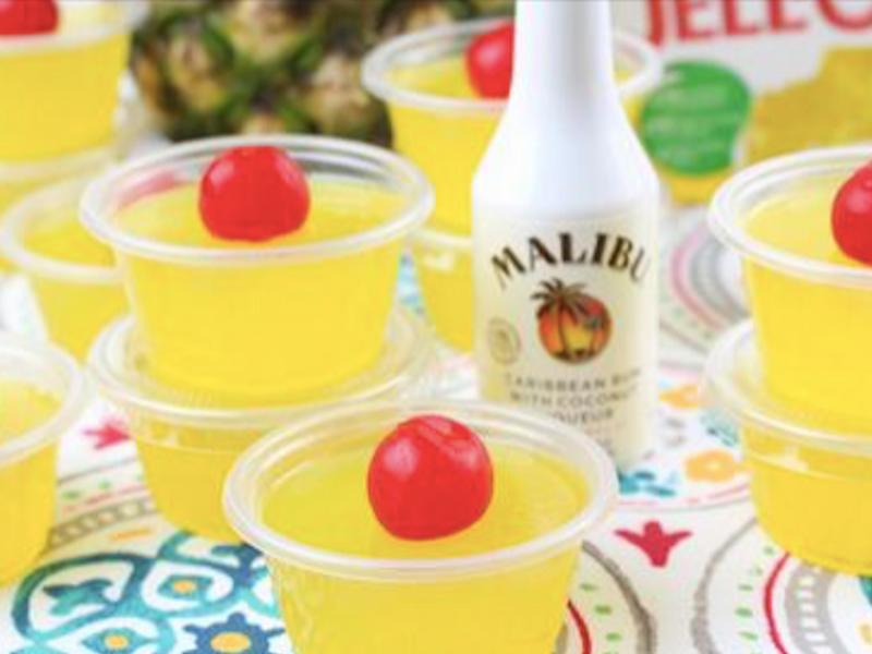 Une gâterie pour adultes à saveur d’été: les Jello Shots au Piña Colada!