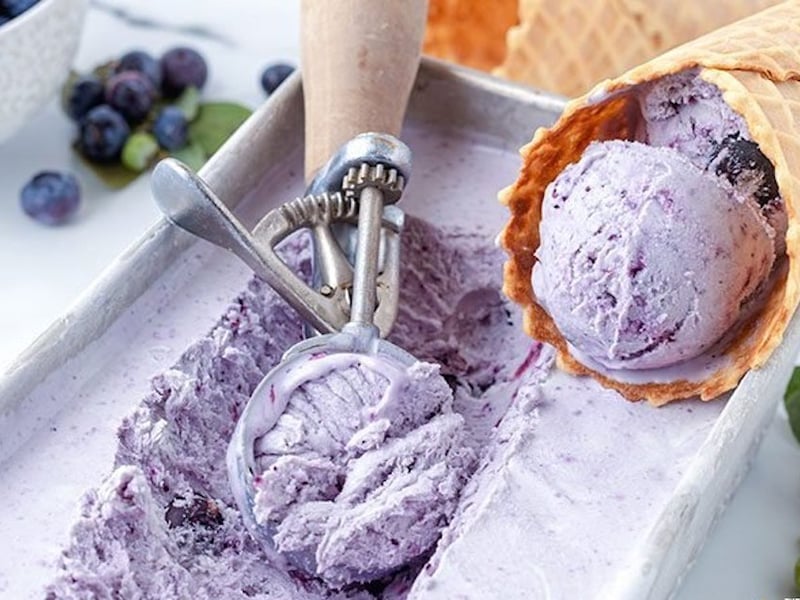 Un pur délice estival: la crème glacée aux bleuets maison