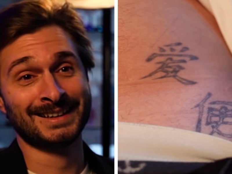 Un homme découvre avec horreur la vraie signification de son tatouage