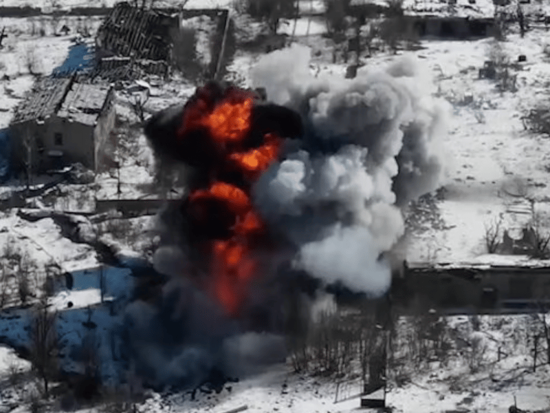 Un drone capte l'explosion d'un char d'assaut russe par des soldats ukrainiens 