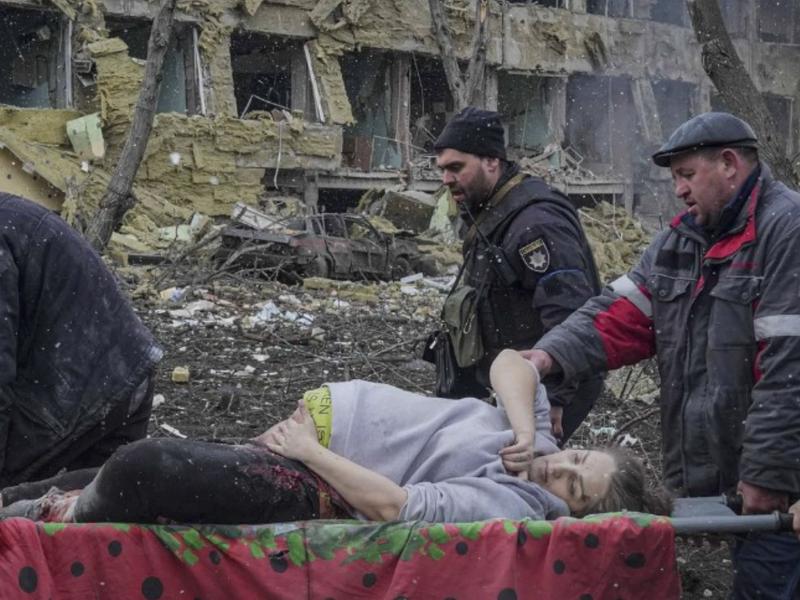 Une Ukrainienne enceinte et son bébé meurent après le bombardement d'une maternité par les Russes