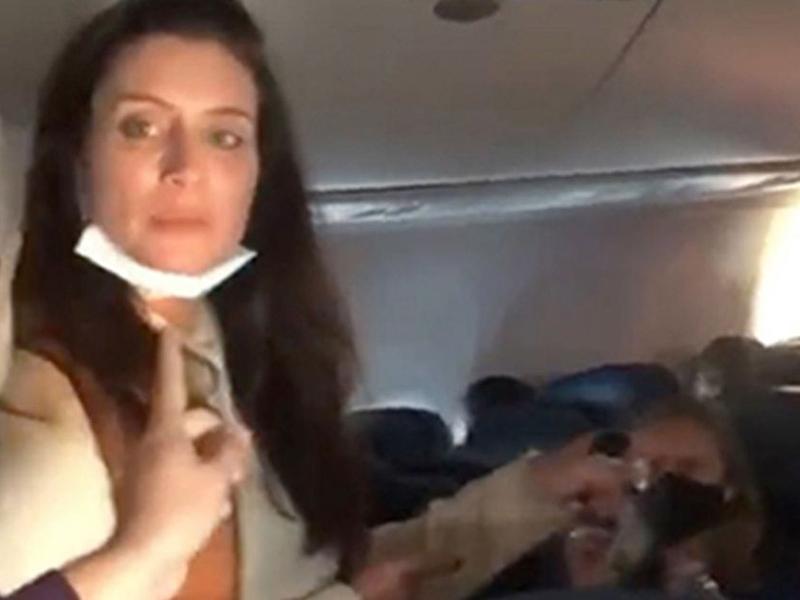 Une femme sans couvre-visage gifle un vieillard dans un avion parce qu'il ne portait pas de masque.