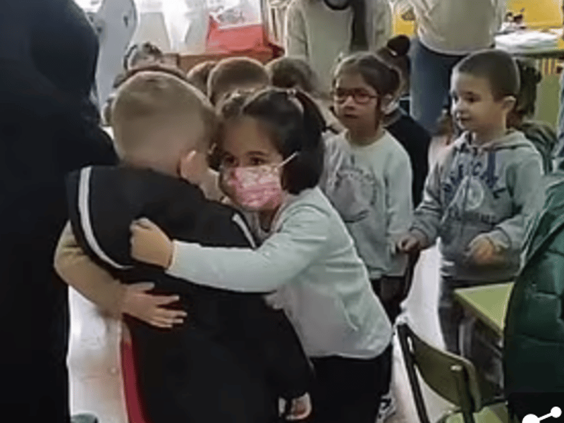 Un garçon ukrainien réfugié en Espagne reçoit un gros câlin de ses nouveaux camarades de classe