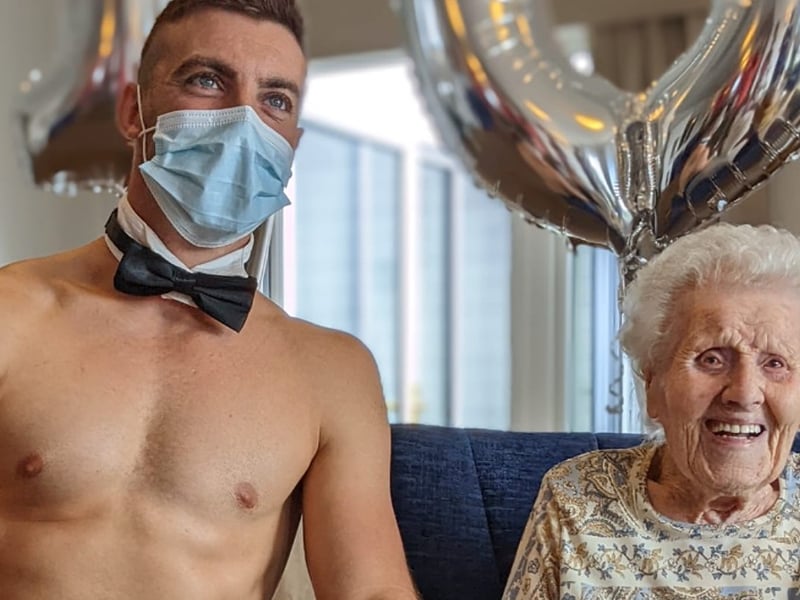 Une femme reçoit un majordome coquin pour fêter ses 106 ans