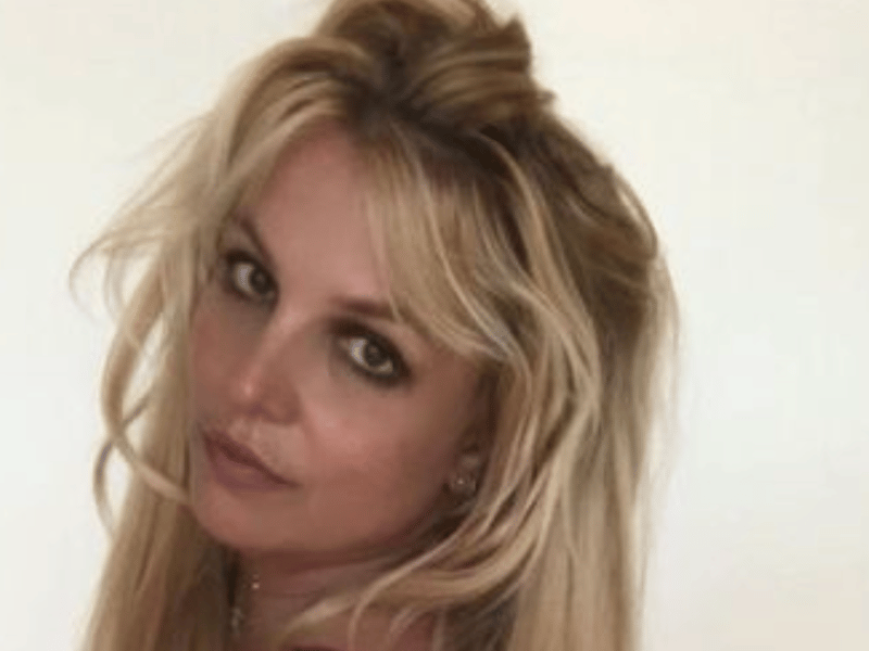 Britney Spears publie une photo d'elle en lingerie tout en déclarant qu'elle songe avoir un troisième enfant.