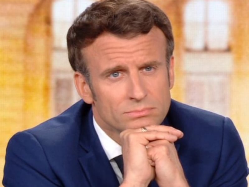 Des internautes se moquent de la posture d'Emmanuel Macron pendant le débat