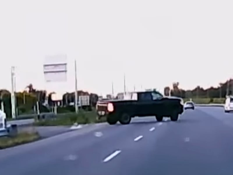Un conducteur fait demi-tour sur l'autoroute et passe près de créer un carambolage