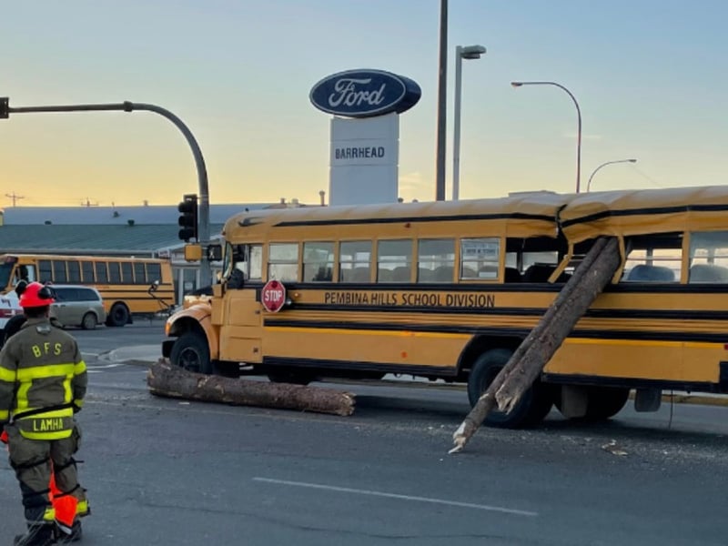 Un autobus scolaire transpercé par des billots de bois 