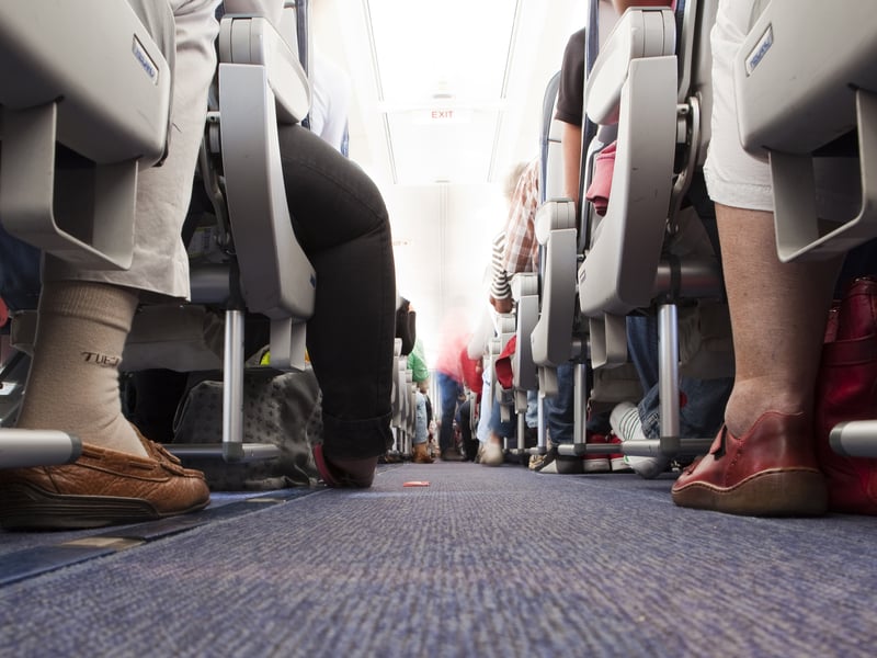 Un ancien agent de bord pourquoi vous ne devriez jamais enlever vos souliers dans un avion.