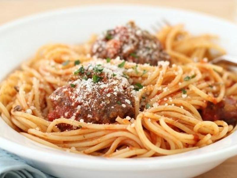 Ajoutez-y une petite dose de viande...Voici le spaghetti aux boulettes de viande