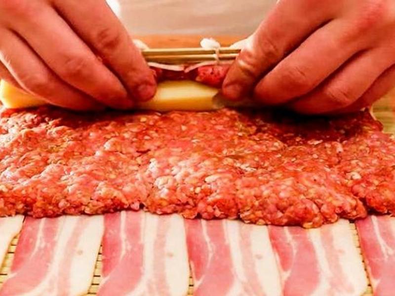Il étend du bacon et du boeuf sur un tapis à sushi... Le résultat final est irrésitible!