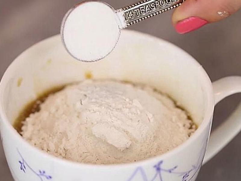 Elle ajoute de la farine dans son café pour en faire un véritable délice!