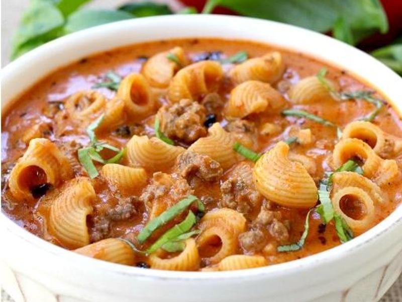 Repas “JETTES TOUT dans la casserole”! Soupe généreuse de boeuf, tomates et PÂTES... Miam!