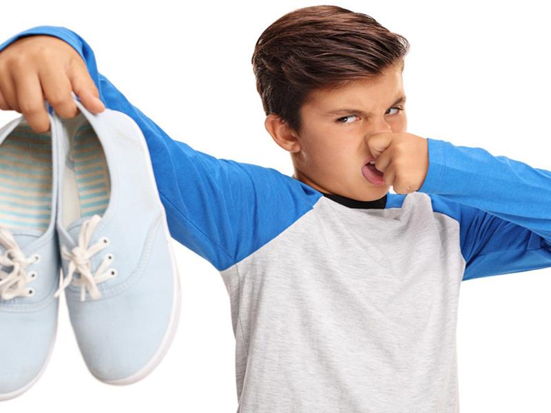 Des astuces INFAILLIBLES pour chasser les mauvaises odeurs dans les chaussures! 