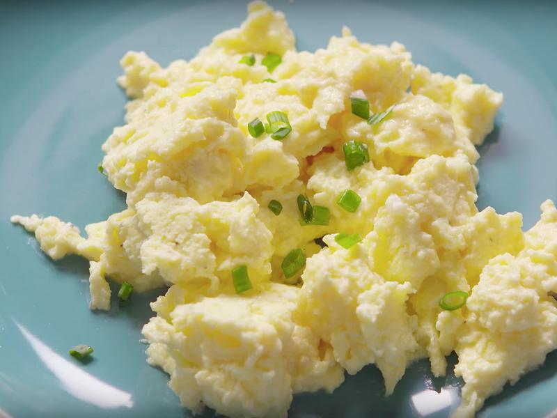 Découvrez comment la crème sure rendra vos œufs brouillés légers comme l’air...