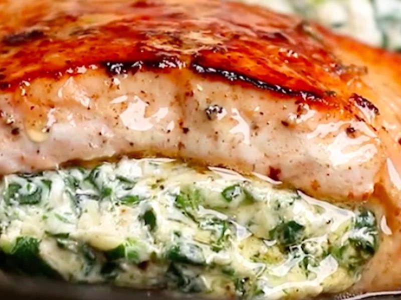 Ce saumon farci aux épinards et au fromage crémeux deviendra votre recette de poisson préférée!